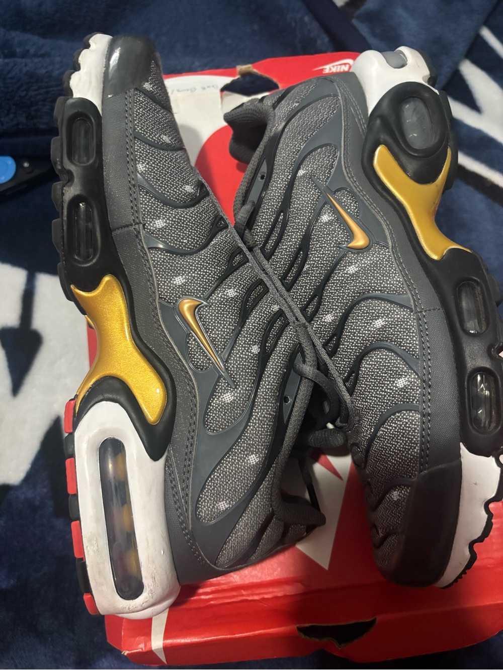 Nike Air Max Plus SE in Iron Grey, Metallic Gold & Black - Picture 6 of 7